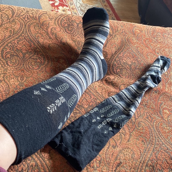 Smartwool socks merino wool gorgeous stocking over the calf black gray print Med - Picture 3 of 9